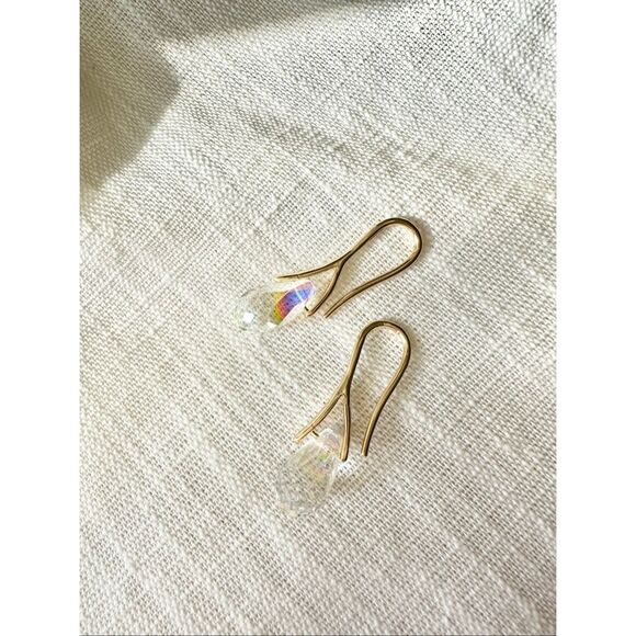 Iridescent teardrop dangle earrings - Picture 3 of 11